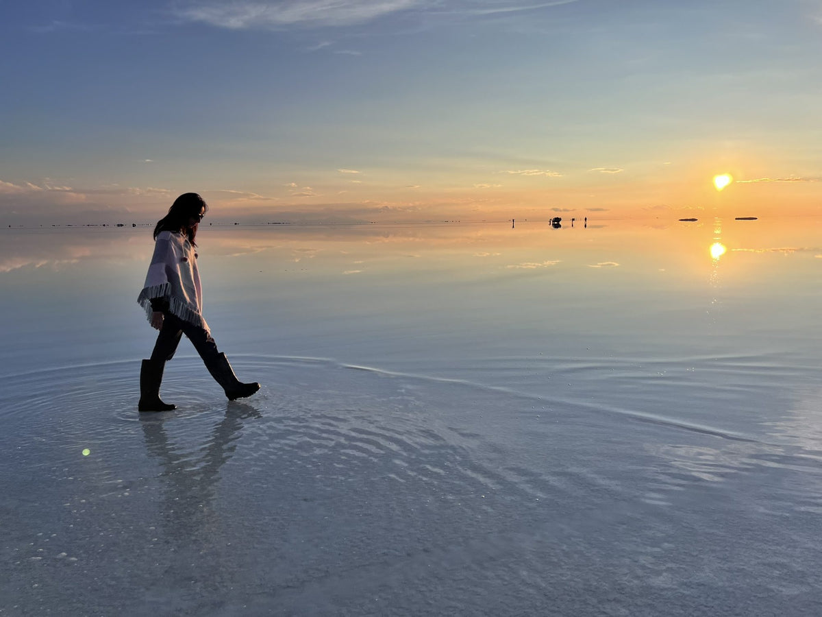 Valentina Mey cammina sul Salar de Uyuni al tramonto, Bolivia