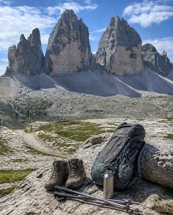 Scarponi, zaino e bastoncini lungo il sentiero delle Tre Cime di Lavaredo, Dolomiti