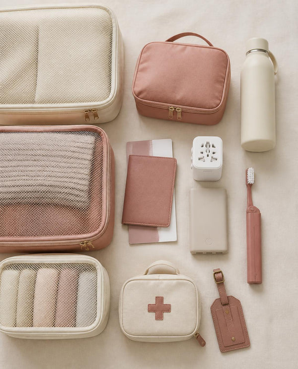 Packing cubes, passaporto, adattatore universale e borraccia: gli essenziali da viaggio