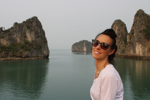 Valentina Mey in barca tra i faraglioni carsici del nord del Vietnam